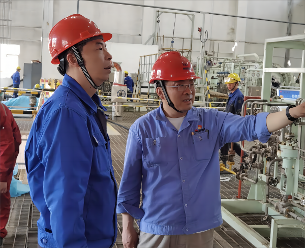 1684107857605622.png 公司副總經理趙強在車間主任王琨陪同下督查機組檢修現場(1)(1).png