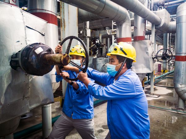 1684207011730512.jpeg 劉林濤奮力關閥門.jpg