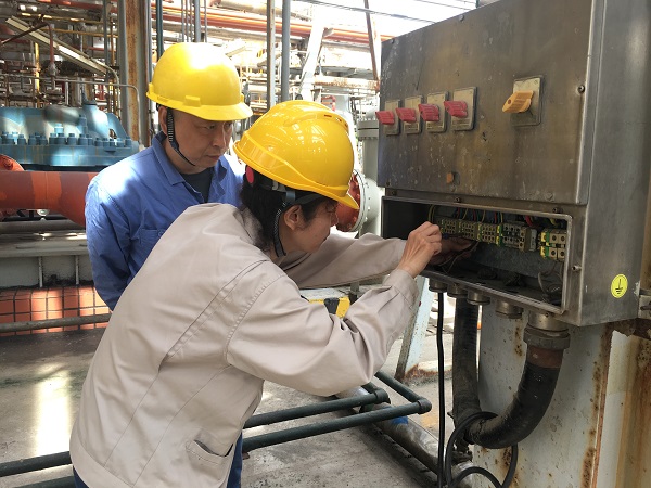三期大檢修期間，臨時用電保障小組在現場為施工單位接電焊機.jpg
