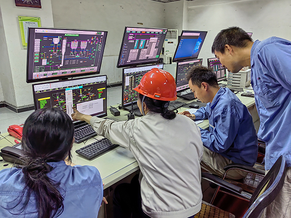 5月13日，動力車間三期控制室，DCS調試將一、二期氨水制備工程師站遷移至三期.jpg