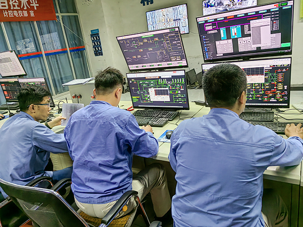 5月23日，動力車間中控室，4號鍋爐水壓試驗過程中，各司爐密切監視水壓變化.jpg