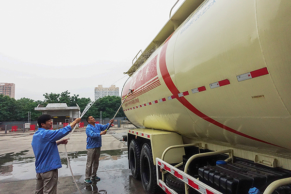 1685089008922724.jpeg 2023年5月運銷市場部員工對車輛外觀衛(wèi)生進行清掃保持干凈 600.jpg