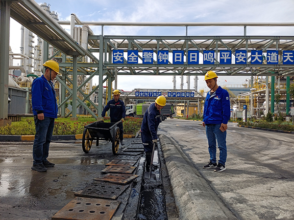 6月5日，運銷分部，張海波、曹侃等人員，在氣膜棚周圍清理排水渠。運銷分部 伍思盈 攝.jpg