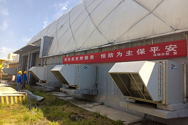 6月7日，運銷分部，張海波、曹侃、李智民等人員，在氣膜棚排查隱患運銷分部 伍思盈 攝.jpg