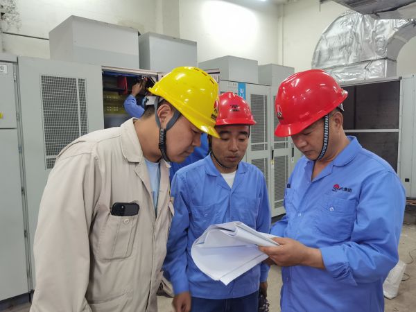 1686181805634786.jpeg 312變頻器室,專(zhuān)項(xiàng)小組正在分析圖紙對(duì)新變頻器進(jìn)行調(diào)試.jpg