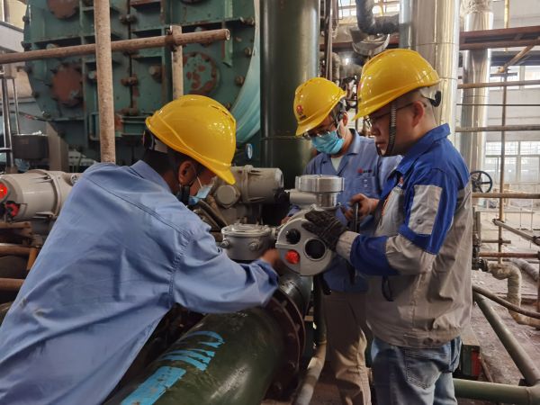 1686181843131252.jpeg 鍋爐裝置現(xiàn)場(chǎng),徐騰飛、王明明與廠家人員正在安裝電動(dòng)執(zhí)行機(jī)構(gòu).jpg