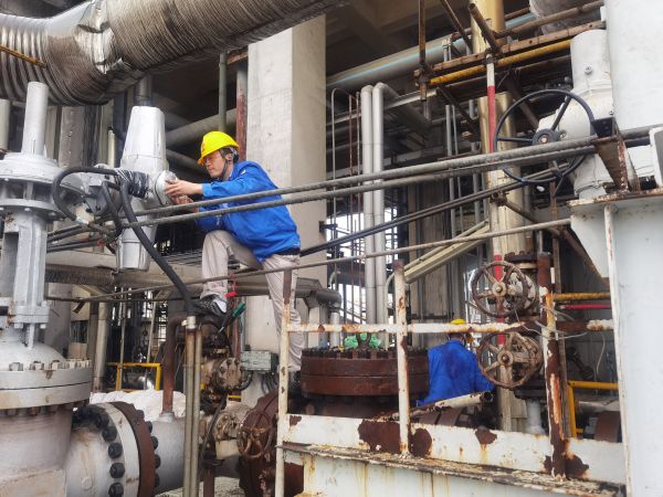 1686181857251204.jpeg 氣化爐上,柳曦、徐騰飛冒雨調(diào)試氣化爐電動(dòng)閥.jpg