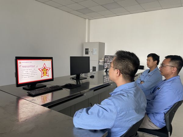 電氣運行二班成員組織觀看化工企業安全生產事故方面的視頻。.jpg