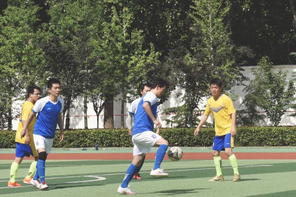 1686525672366772.jpeg 6月10日下午,生產與保障聯隊中場核心趙強巧妙過人.jpg