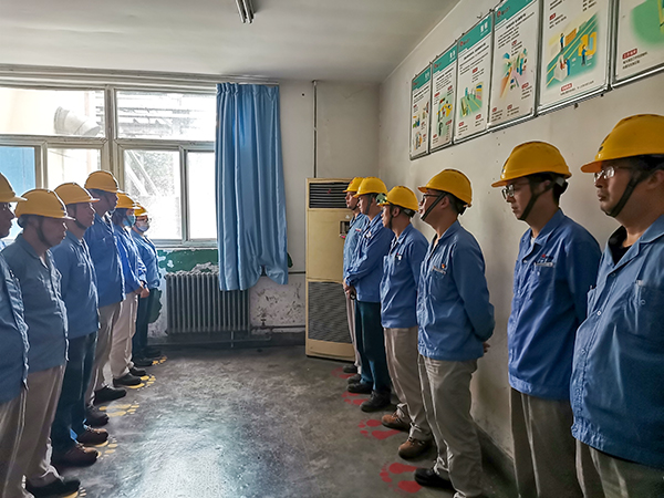 6月12日，動力車間一期交接班室，開會期間技術員向班組成員提問 (1).jpg