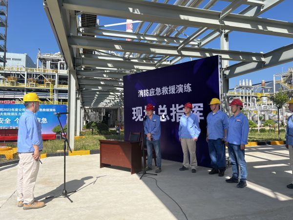 1688520094315062.jpeg 向應(yīng)急總指揮匯報(bào)現(xiàn)場(chǎng)情況.jpg