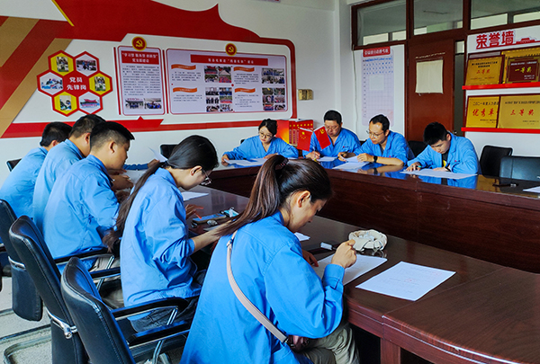 1688698370353403.jpeg 在人力資源部會議室組織合同續(xù)簽.jpg