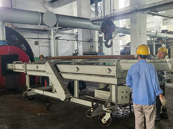 1688712356287112.jpeg 7月6日,班組人員配合磨機(jī)加棒.jpg