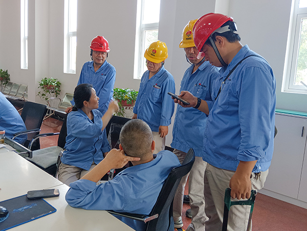 7月19 日，副部長劉勇、主任工程師馬曉華等人在一期控制室與工藝負責人就在線作業進行安全風險評估交流.jpg