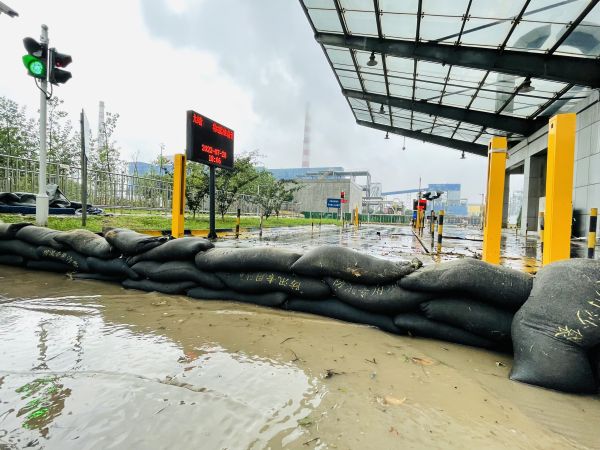 1690848278840667.jpeg 7月28日行政保衛(wèi)部在南門筑起“防汛墻”.jpg