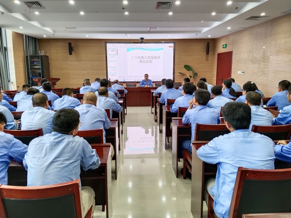 1691632815167924.jpeg 2023年8月1日車間主任帶領車間全體職工學習“二十種重大危險隱患判定標準”內容.jpg