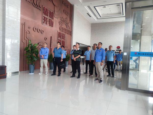 1692578886469383.jpeg 8月17日,省環(huán)保廳一行到公司開展環(huán)保檢查,此圖為檢查組在彬州公司綜合樓一樓進行入場安全教育.jpg