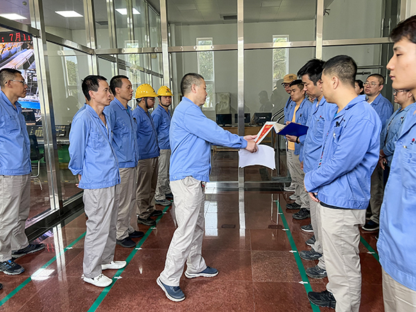 8月20日 合成車間工會主席藏琨在早會上為文明班組頒發“文明創建流動紅旗”.jpg