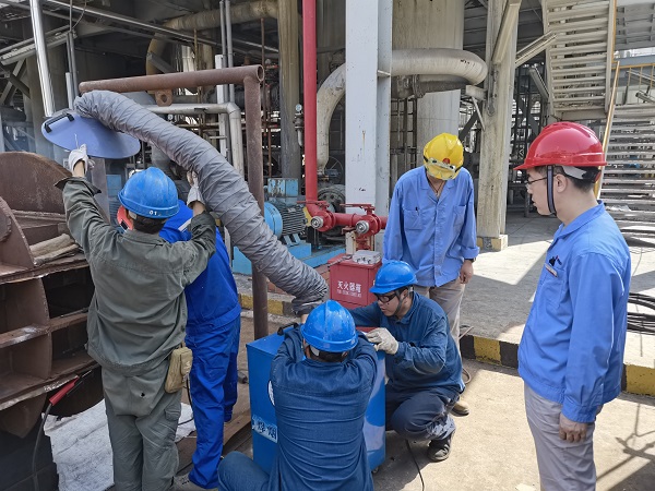 1692919930107074.jpeg 李蕾現場檢查安全環保工具是否正確使用.jpg