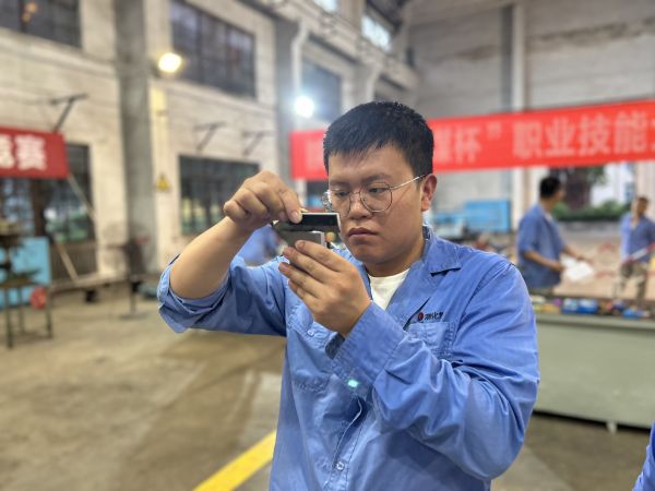 1693264499884505.jpeg 選手檢驗(yàn)工件平整度.jpg