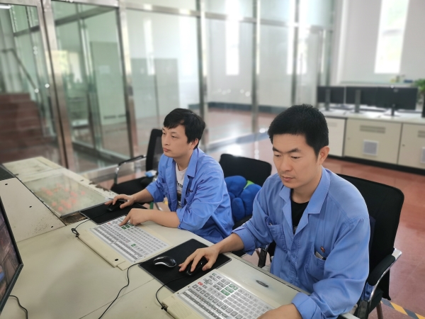 1693265089614525.jpeg 8月28日,尿素車間化工二班中控崗位王猛虎、藺寶誠認真監盤.jpg