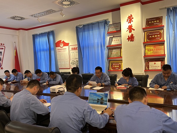 1693291830429342.jpeg 支部書記王琨在黨小組會(huì)議上通報(bào)上級(jí)單位的警示案例.jpg