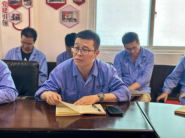 2023年9月4日-物料車間黨支部全體黨員在黨員活動室進行主題教育專題組織生活會會前集中學習-黨員、車間副主任秦昊研討發言.jpg