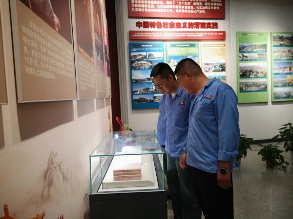 1693980967811248.jpeg 黨員在在渭南實(shí)踐單元駐足觀看.jpg