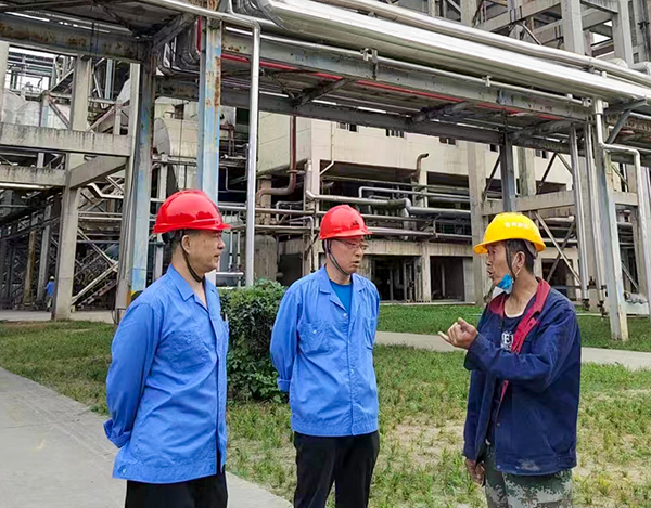 1695724770398005.jpeg 實(shí)業(yè)公司領(lǐng)導(dǎo)尚建紅帶隊(duì)到灰渣拉運(yùn)裝置現(xiàn)場(chǎng)進(jìn)行安全隱患排查,對(duì)現(xiàn)場(chǎng)作業(yè)人員進(jìn)行安全叮囑.jpg