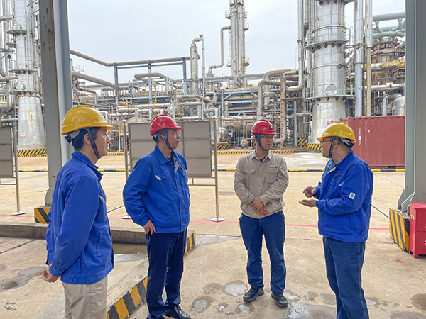 10月1日，副總經理趙強、合成車間主任王東亮及技術人員在合成氨裝置現場檢查工作.jpg