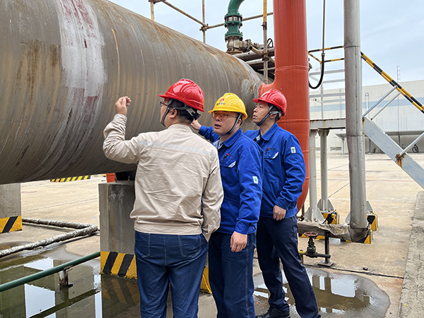 10月2日，副總經理趙強、合成車間主任王東亮在合成氨裝置現場做大檢修前的檢查工作.jpg