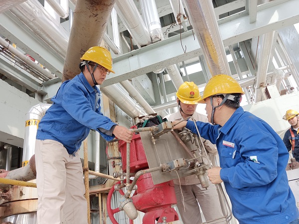 1696812690383136.jpeg 10月8日,空分尿素工段員工在尿素現場進行閥門的拆檢檢修作業.jpg