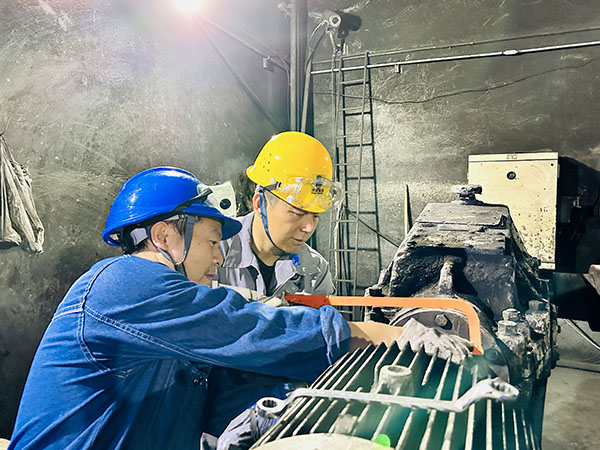 1696842654131134.jpeg 10月9日檢修人員在卸煤系統1#帶減速機拆卸螺栓.jpg