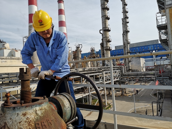 1696923552907845.jpeg 操作人員正在進(jìn)行空壓機停車關(guān)閥工作.jpg