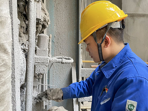 1696926493299651.jpeg 2.檢修現(xiàn)場的張建國.jpg