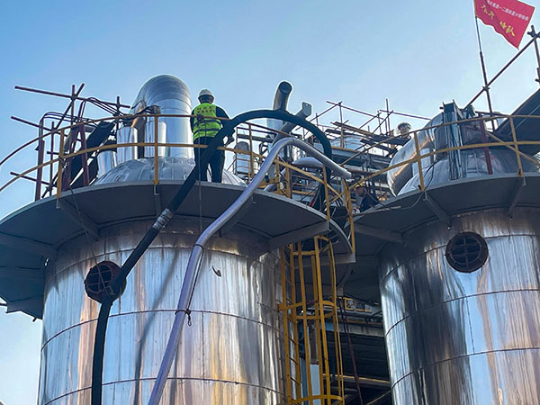 1697006291672732.jpeg 10月11日,合成車間氣化操作人員在現場配合進行變換爐觸媒裝卸工作.jpg