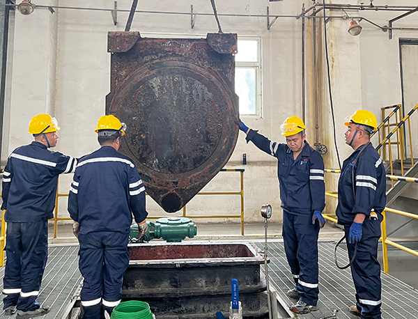 1697073845371328.jpeg 003循環水泵止逆閥閥板吊出.jpg