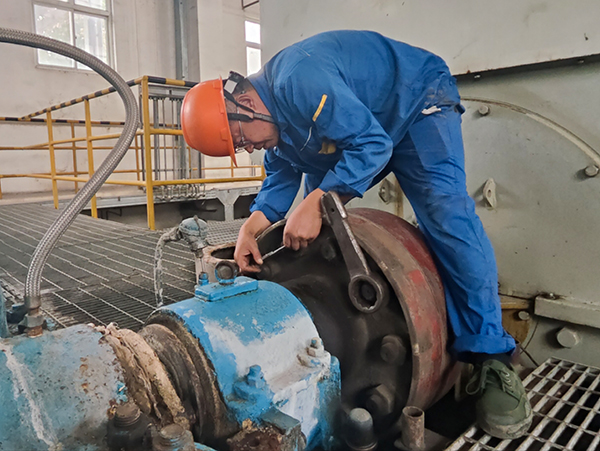 1697073919818136.jpeg 004-10月11日檢修工正在做循環水泵聯軸器柱銷拆檢前的測量1.jpg