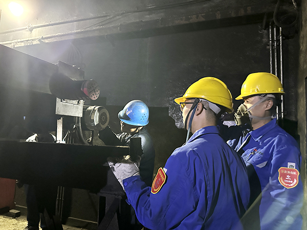 1697091164553471.jpeg 10月11日物料車間1號(hào)帶葉輪給煤機(jī)檢修現(xiàn)場(chǎng)黨曉波及檢修人員檢查檢修質(zhì)量(2).jpg