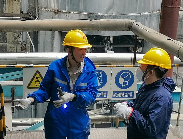 1697105656929208.jpeg 圖一:12日上午11時,在1號空預器平臺,動力車間工藝技術組組長王偉給進廠三年的青工張建國講解回轉式空預器內部構造。.jpg