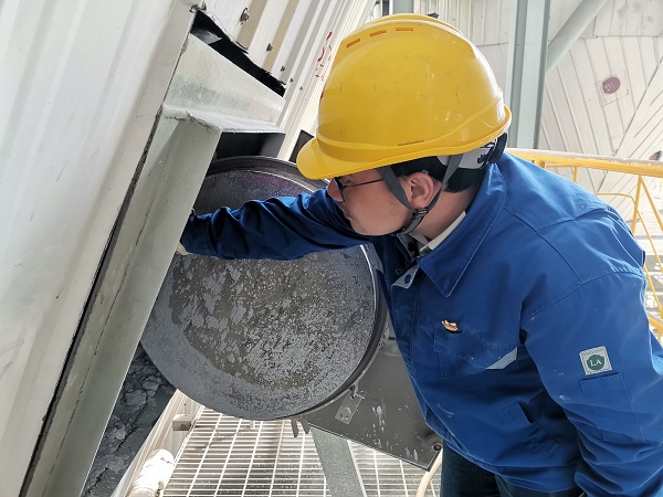 1697247406181133.jpeg 13日上午11時,陳健在一期脫硫現(xiàn)場檢查灰斗內(nèi)積灰.jpg