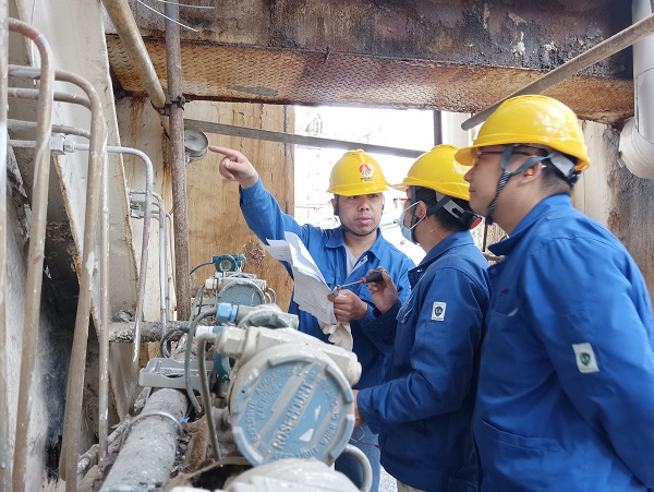 1697331545263291.jpeg 10月13日,一期空分現場,空分尿素工段人員在檢查更換儀表,核對儀表參數.jpg