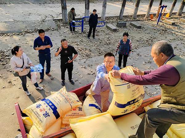 1697436205662943.jpeg 2023.10.14蒲陽村渭河尿素送肥到家3.jpg