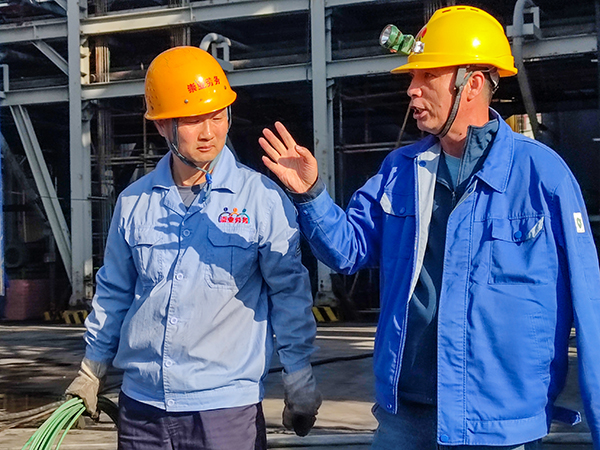 1697437044286198.jpeg 10月15日,黨升軍在現(xiàn)場(chǎng)叮囑清洗隊(duì)員有關(guān)清洗工作的注意事項(xiàng).jpg