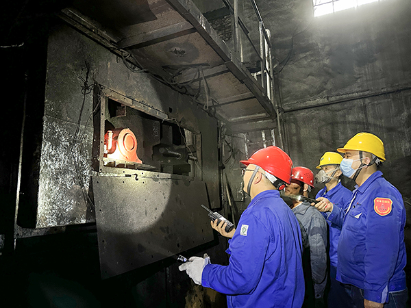 1697452305541038.jpeg 10月15日物料車間孫文田、贠文軍、黨曉波等在一期A側撓性帶尾部查看皮帶試運行情況.jpg