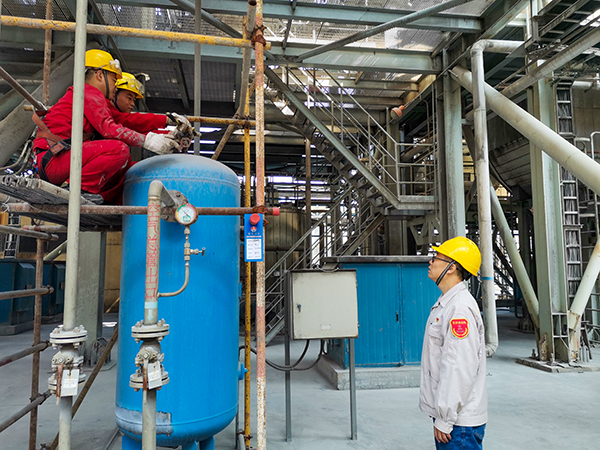 1697507426759273.jpeg 10月16日上午,3號鍋爐脫硫系統零米,徐濤在監護外協人員安裝儲氣罐頂部安全閥.jpg