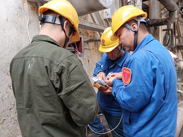 1697526685480177.jpeg 10月13日,檢修人員在更換儀表并檢測數(shù)據(jù).jpg