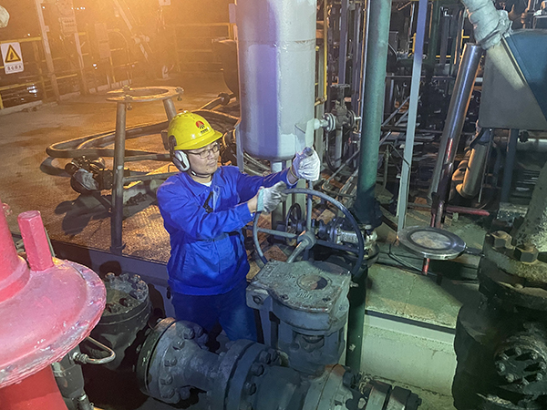 1697527585124893.jpeg 10月7日1:00,班組人員隔離氣化爐煤漿管線,做吹掃前準備 合成車間 張龍厚.jpg