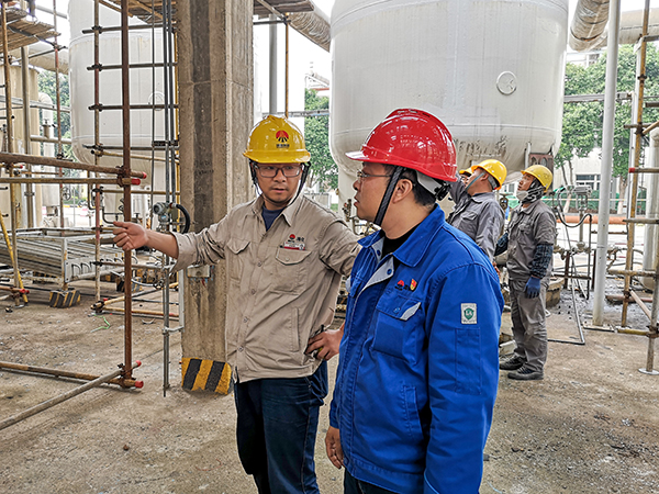 1697527596142206.jpeg 車間負責人正在現場詢問設備檢修進度 雙甲車間 劉幫亮.jpg