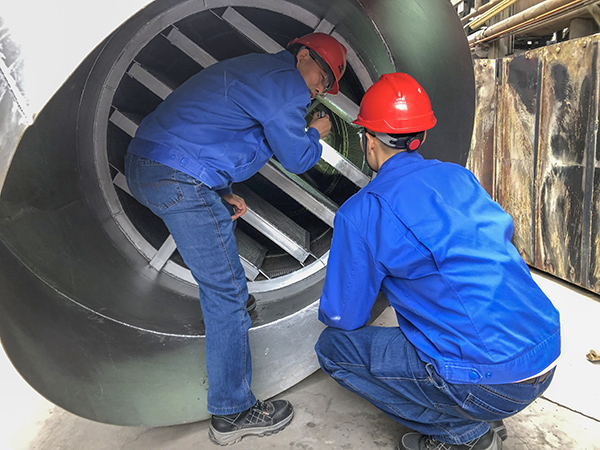 10月17日公司總工程師在動力2#鍋爐旁，查看新消音器內(nèi)部結(jié)構(gòu)   600.jpg